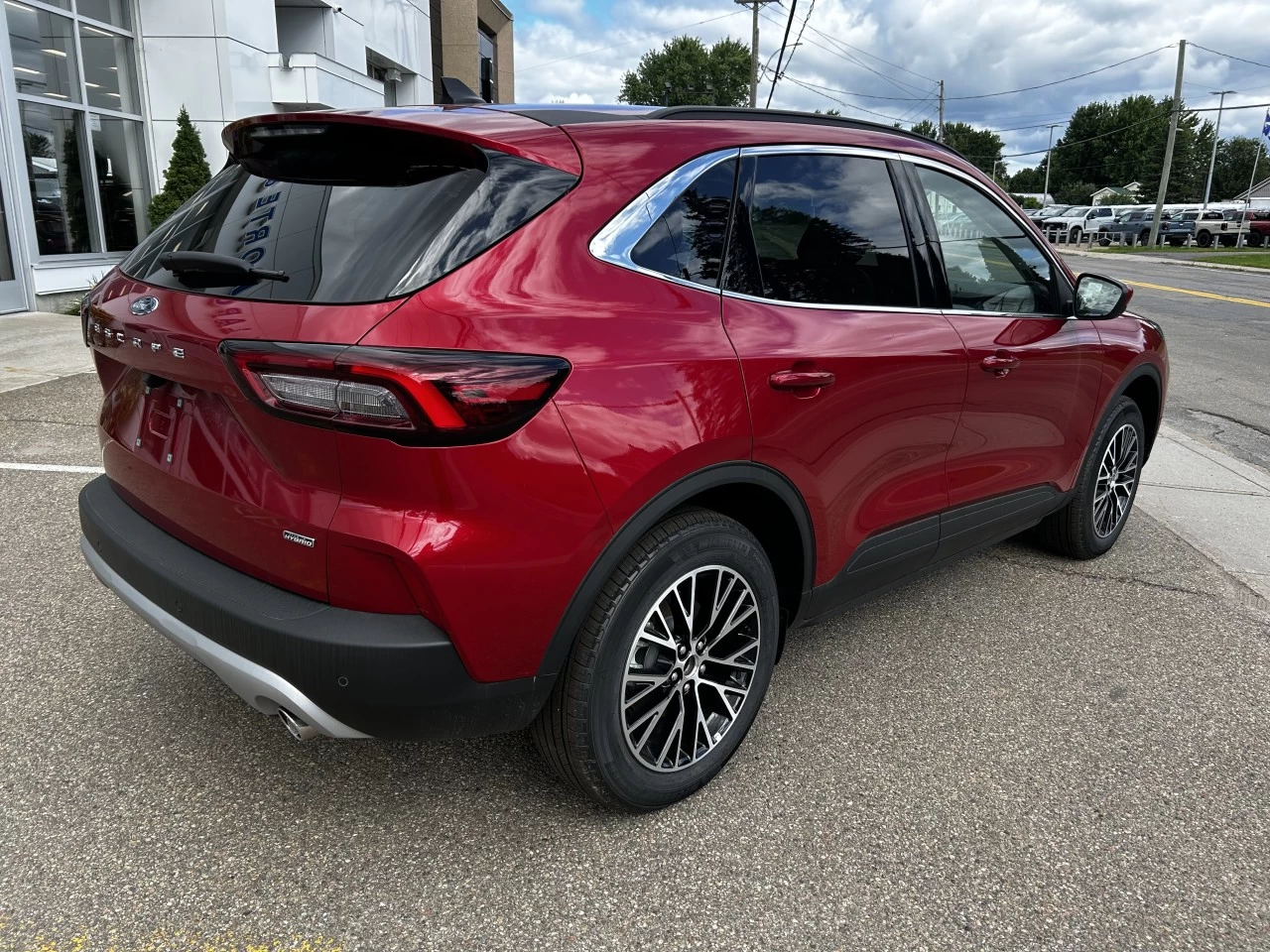 2025 Ford Escape PHEV https://www.st-norbertford.com/resize/b990ff35b810a3abc0cc817b2ca24889-1