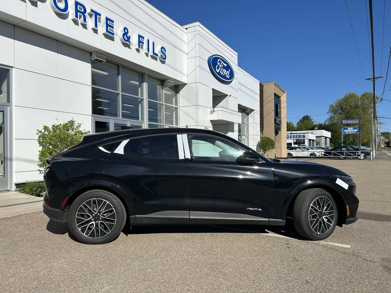 2025 Ford Mustang Mach-E Premium AWD https://www.st-norbertford.com/resize/b990ff35b810a3abc0cc817b2ca24889-1