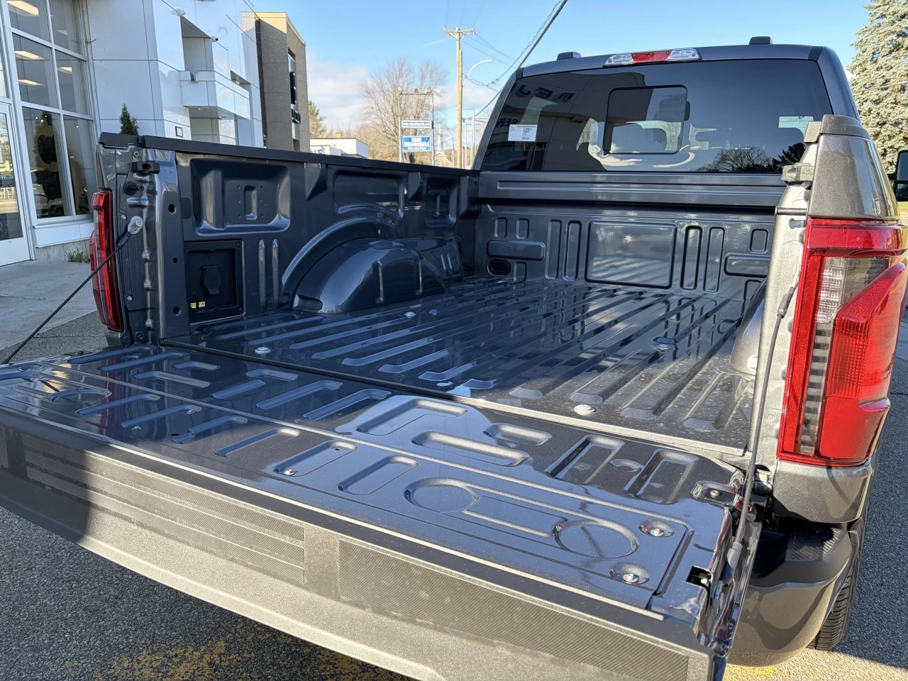 2025 Ford F-150 XLT Main Image