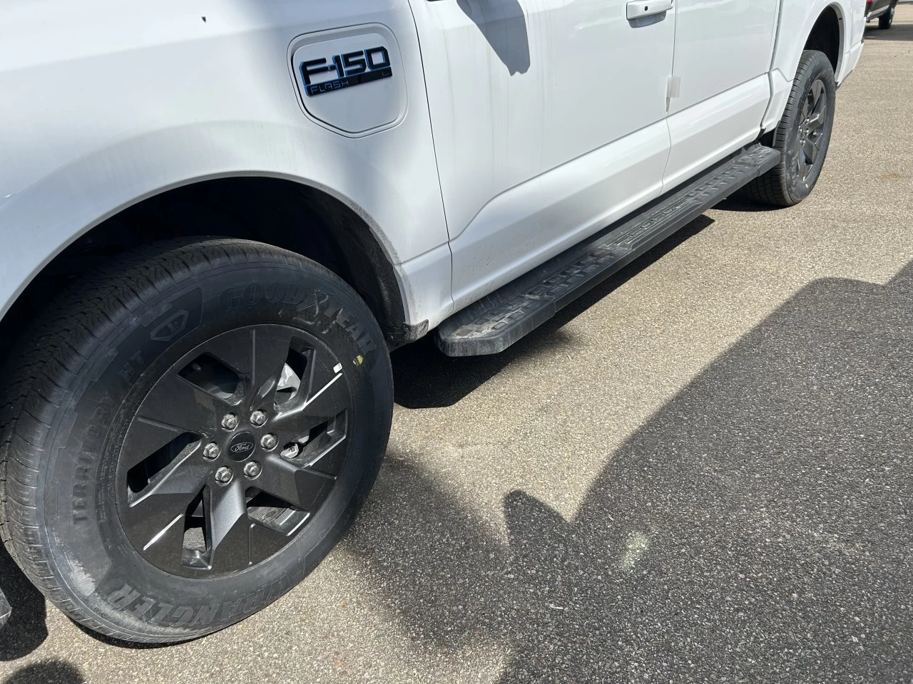 2025 Ford F-150 Lightning FLASH https://www.st-norbertford.com/resize/b990ff35b810a3abc0cc817b2ca24889-1