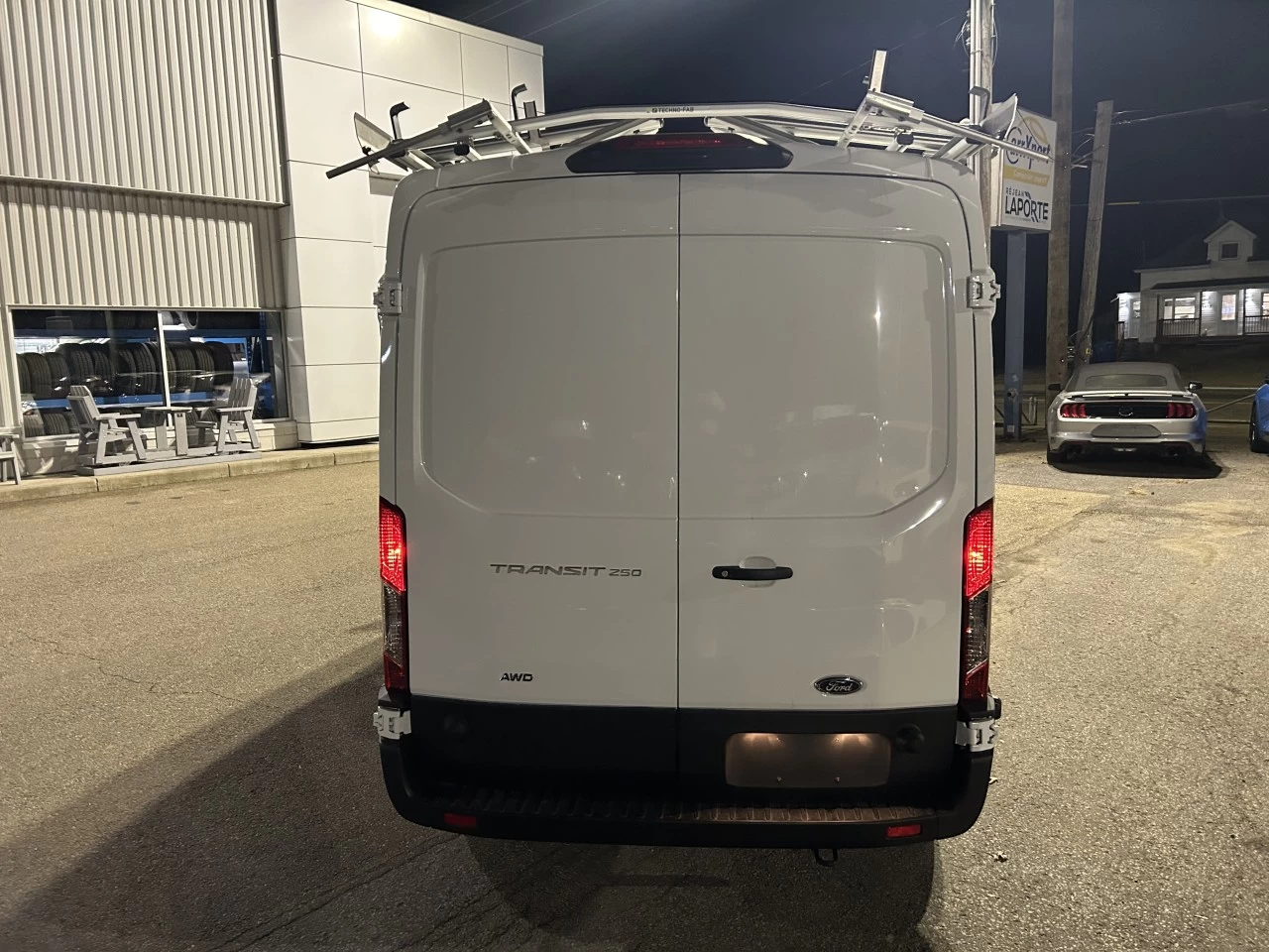 2024 Ford Transit fourgon utilitaire Transit 250 AWD toit moyen empattement long 148 Main Image