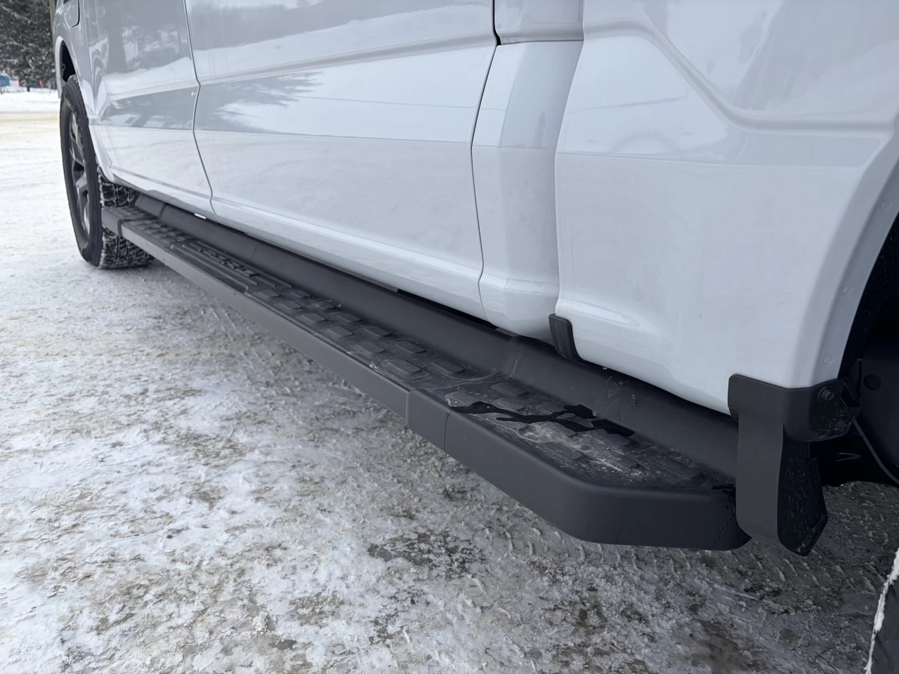 2025 Ford F-150 Lightning LARIAT TOIT OUVRANT SYNC4A BATTERIE LONGUE DURÉE 131KWH https://www.st-norbertford.com/resize/b990ff35b810a3abc0cc817b2ca24889-1