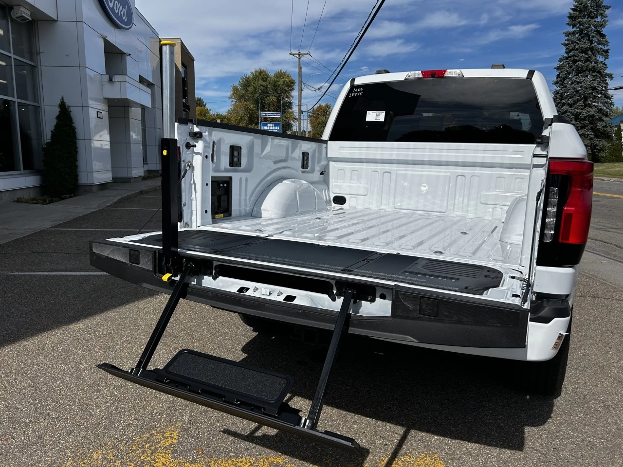 2025 Ford F-150 Lightning FLASH https://www.st-norbertford.com/resize/b990ff35b810a3abc0cc817b2ca24889-1