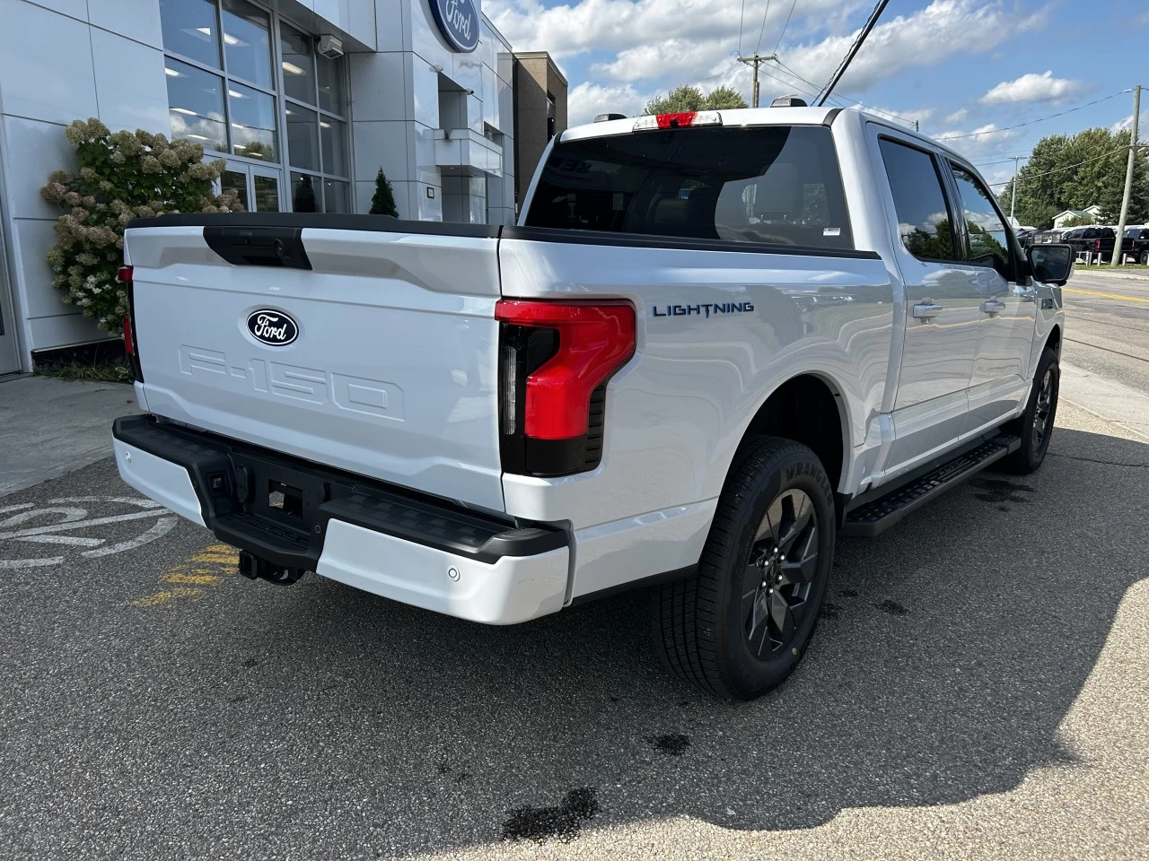 2025 Ford F-150 Lightning FLASH https://www.st-norbertford.com/resize/b990ff35b810a3abc0cc817b2ca24889-1