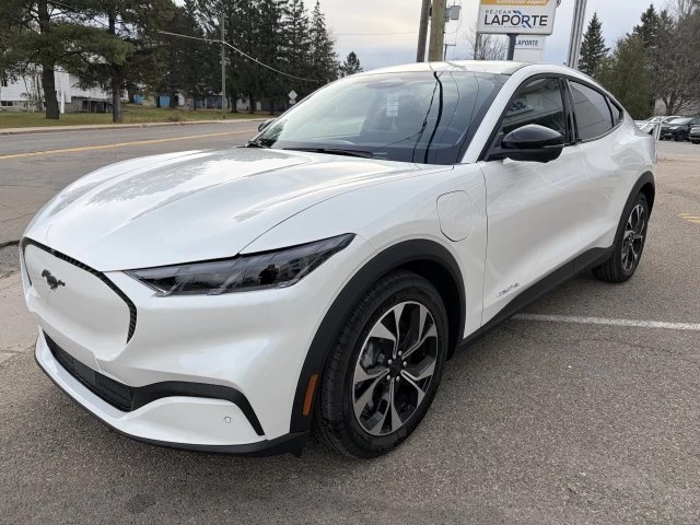 Ford Mustang Mach-E SELECT AWD 2025