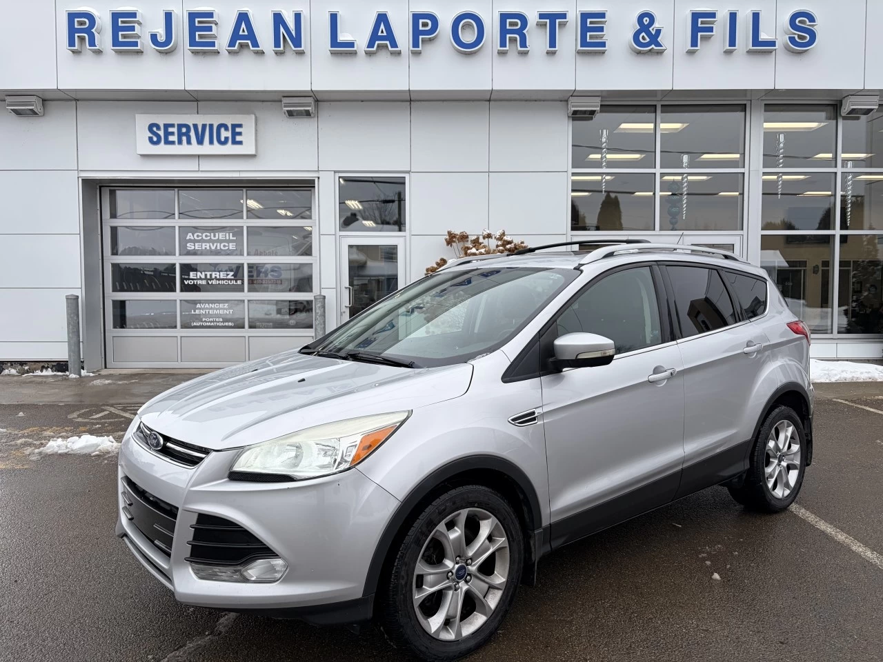 2015 Ford Escape Titanium AWD CUIR TOIT PANO BLUETOOTH SIEGES CHAUFFANTS Image principale