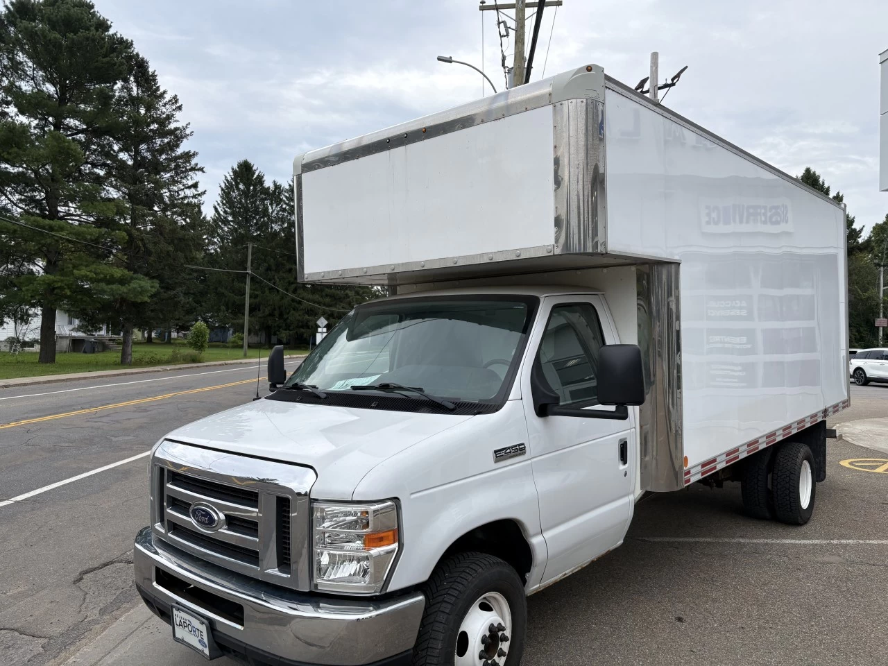 2017 Ford E-450 Super Duty E-450 CUBE 16 PIEDS https://www.st-norbertford.com/resize/b990ff35b810a3abc0cc817b2ca24889-1