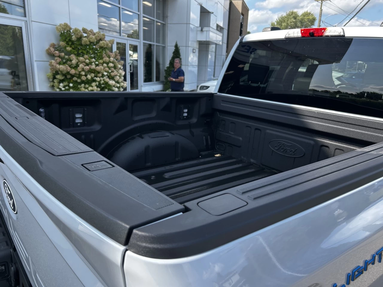 2025 Ford F-150 Lightning FLASH https://www.st-norbertford.com/resize/b990ff35b810a3abc0cc817b2ca24889-1