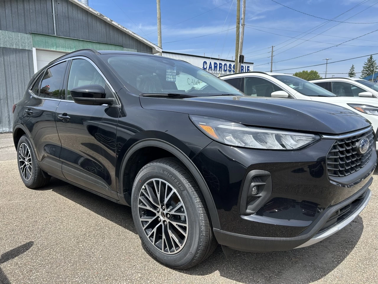 2025 Ford Escape PHEV https://www.st-norbertford.com/resize/b990ff35b810a3abc0cc817b2ca24889-1