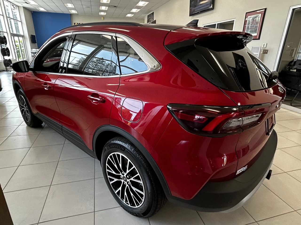 2025 Ford Escape PHEV https://www.st-norbertford.com/resize/b990ff35b810a3abc0cc817b2ca24889-1