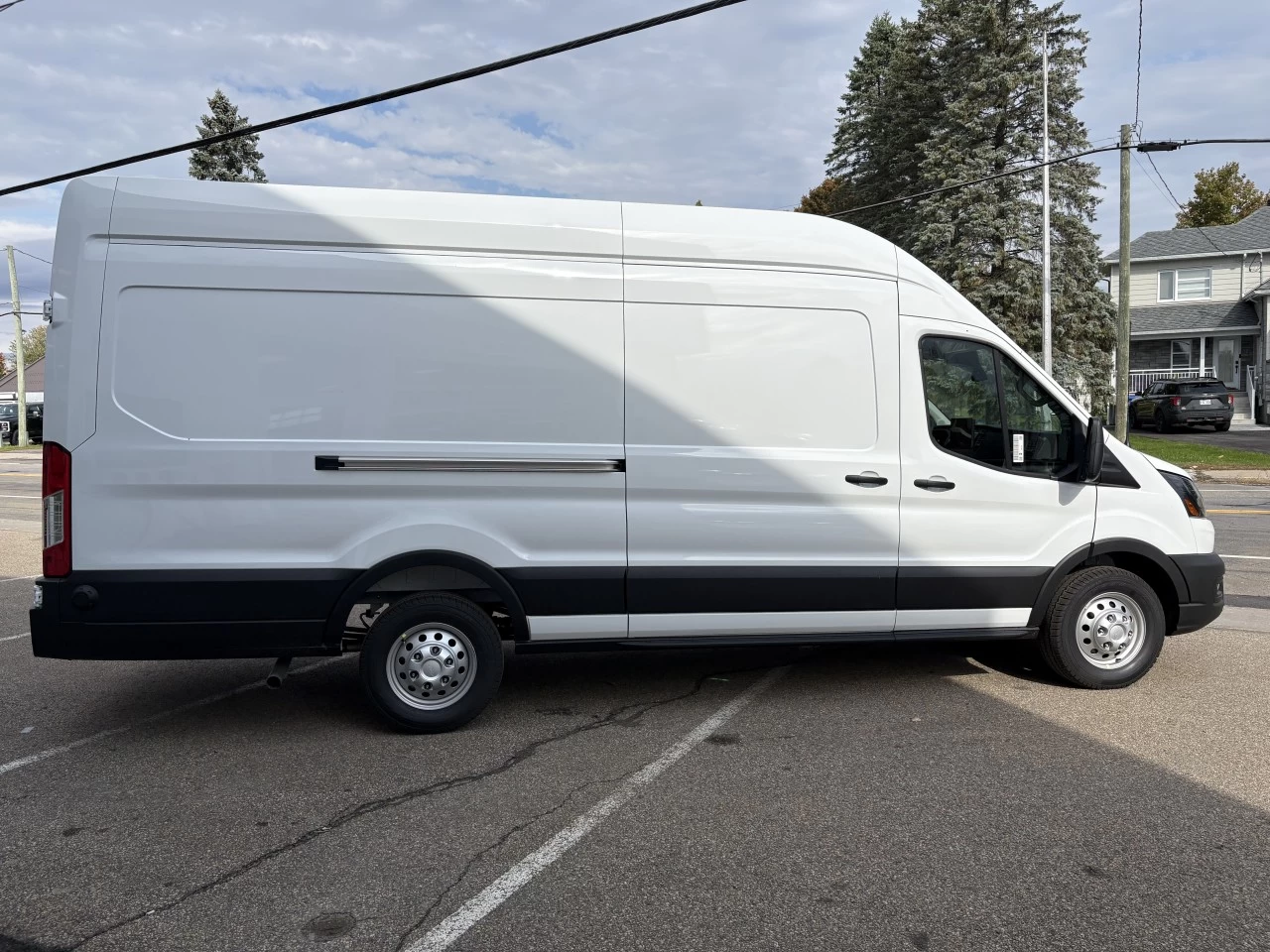 2027 Ford Transit fourgon utilitaire T-350 148" EL Hi Rf 9500 GVWR AWD Main Image