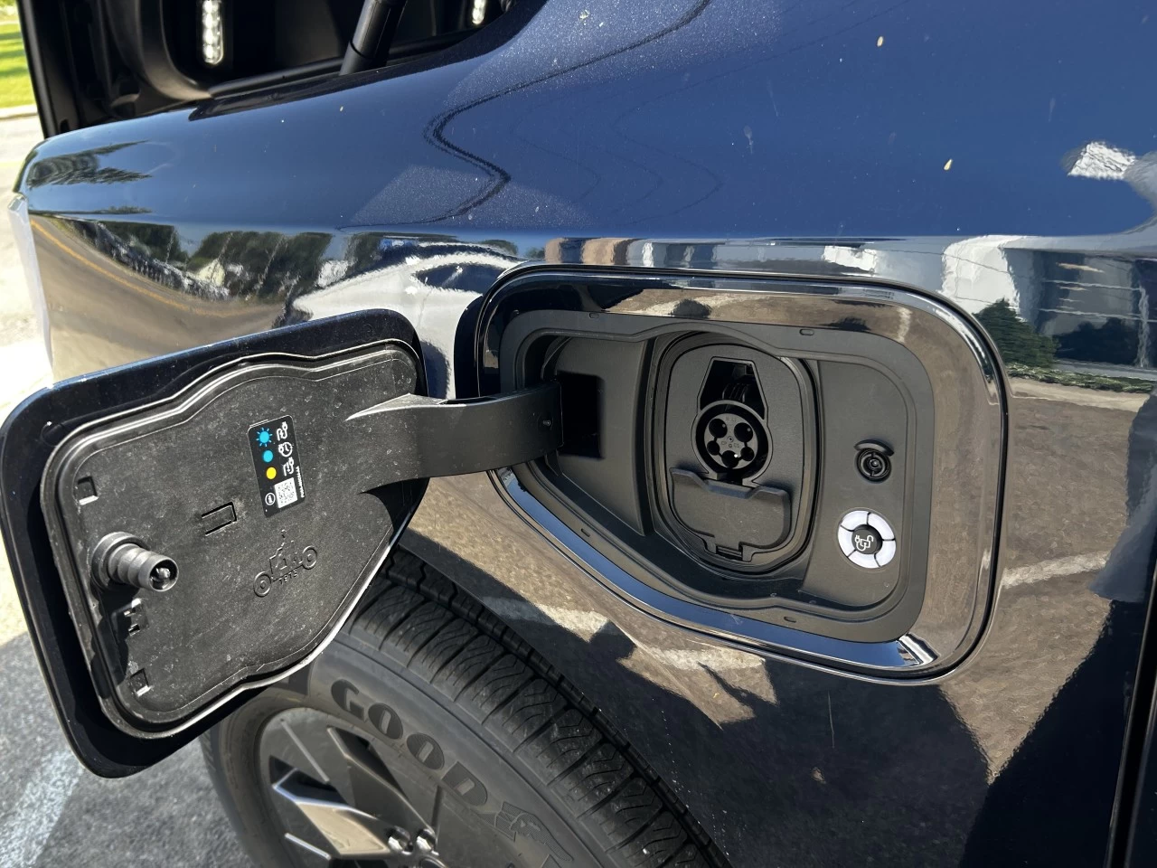 2025 Ford F-150 Lightning FLASH https://www.st-norbertford.com/resize/b990ff35b810a3abc0cc817b2ca24889-1