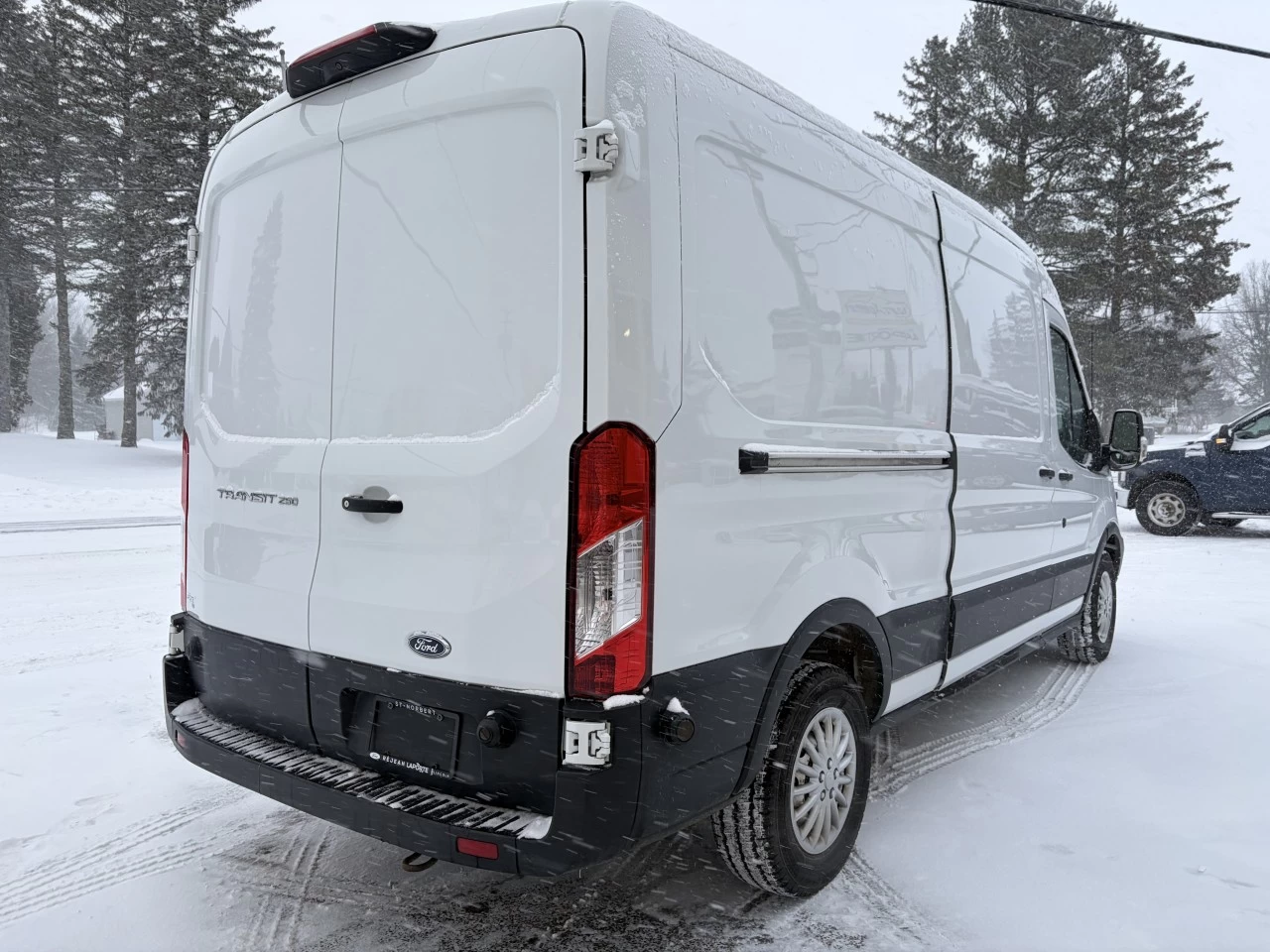 2019 Ford Transit-250 T-250 148" Med Rf 9000 GVWR Sliding RH Dr https://www.st-norbertford.com/resize/b990ff35b810a3abc0cc817b2ca24889-1