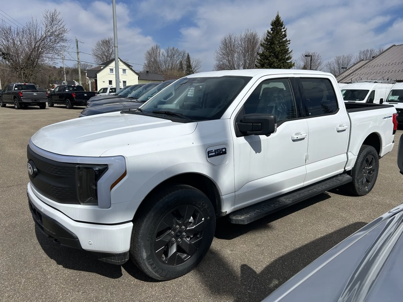 2025 Ford F-150 Lightning FLASH https://www.st-norbertford.com/resize/b990ff35b810a3abc0cc817b2ca24889-1