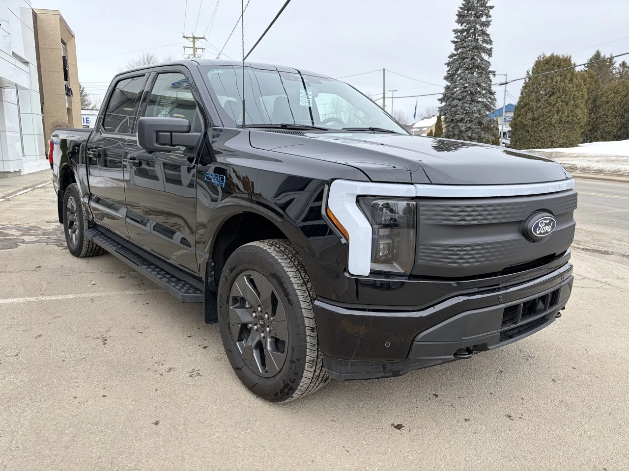 2025 Ford F-150 Lightning FLASH https://www.st-norbertford.com/resize/b990ff35b810a3abc0cc817b2ca24889-1
