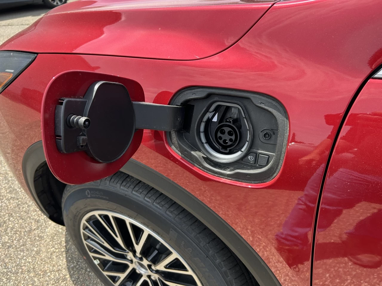 2025 Ford Escape PHEV FWD https://www.st-norbertford.com/resize/b990ff35b810a3abc0cc817b2ca24889-1