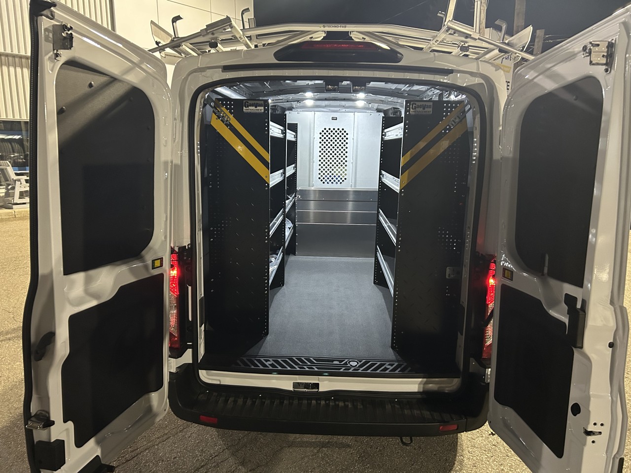 2024 Ford Transit fourgon utilitaire Transit 250 AWD toit moyen empattement long 148 Main Image