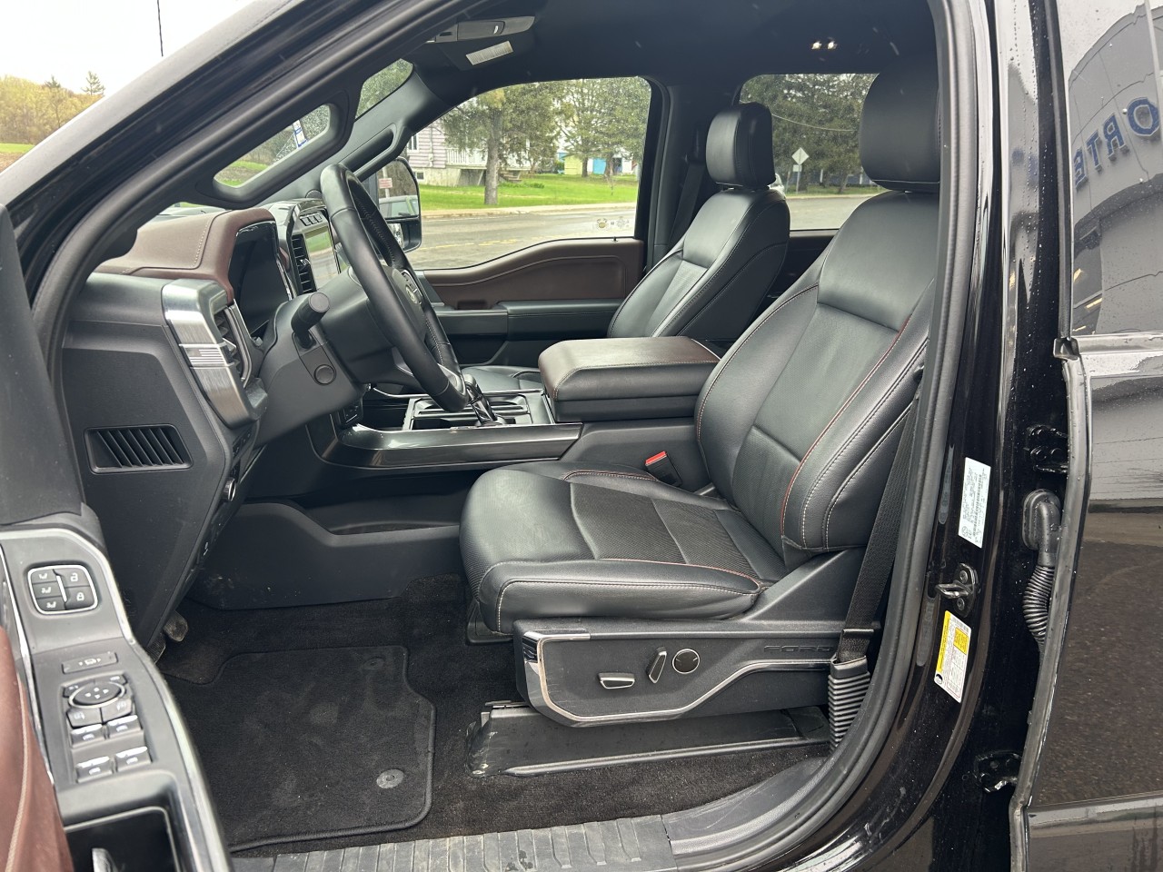 2023 Ford F-150 LARIAT Main Image