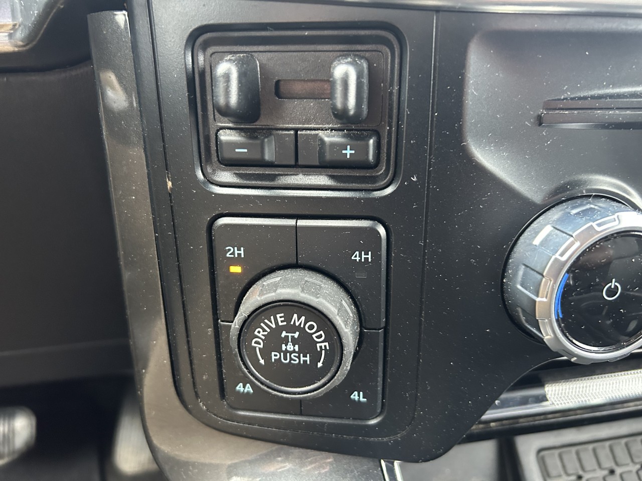 2023 Ford F-150 LARIAT Main Image