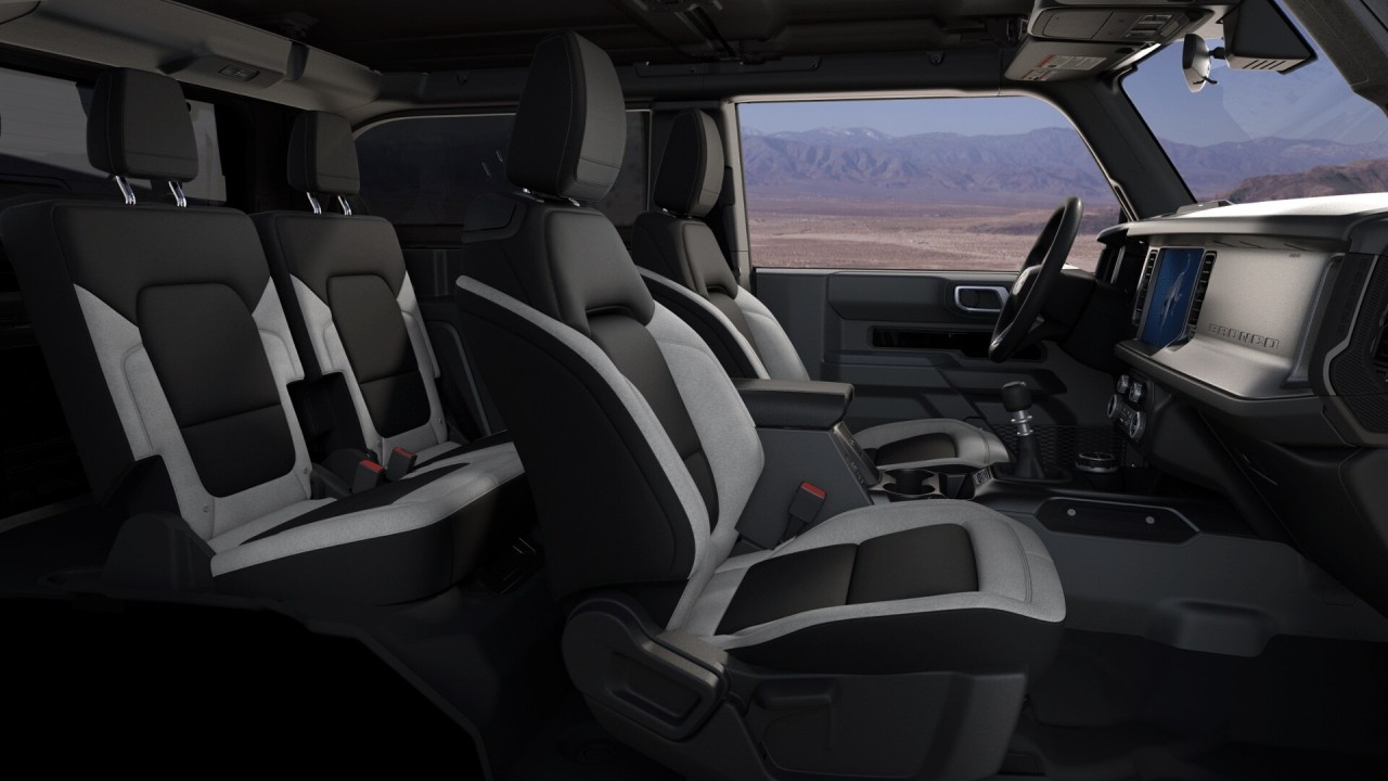2025 Ford Bronco Base Main Image