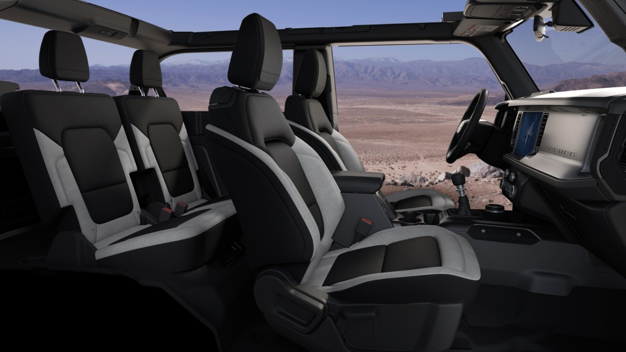 2025 Ford Bronco Base Main Image