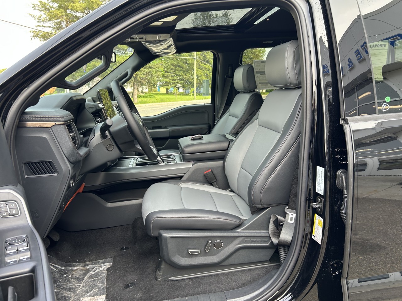 2025 Ford F-150 Lightning LARIAT Main Image