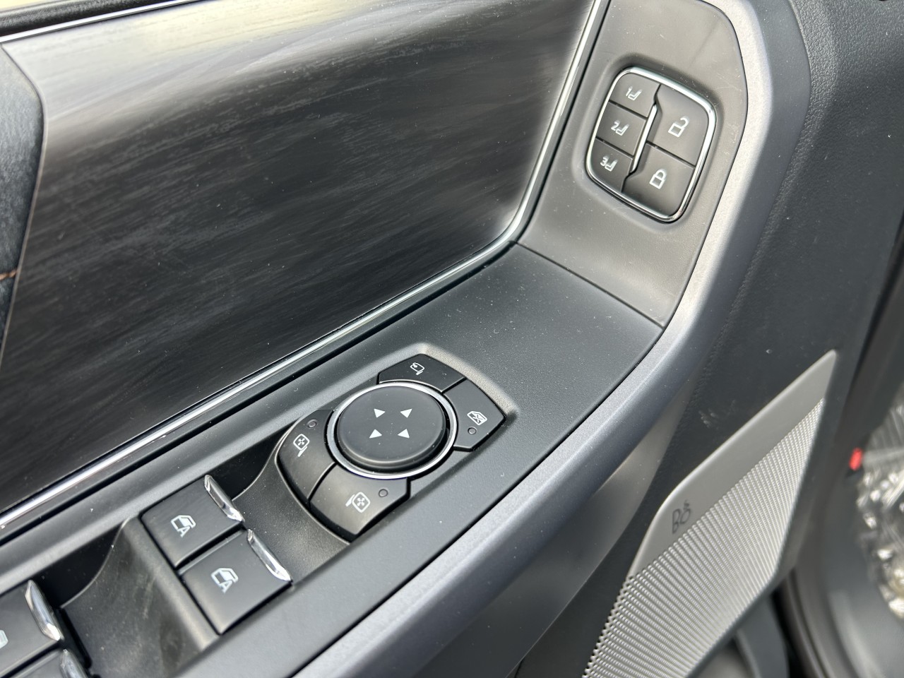 2025 Ford F-150 Lightning LARIAT Main Image