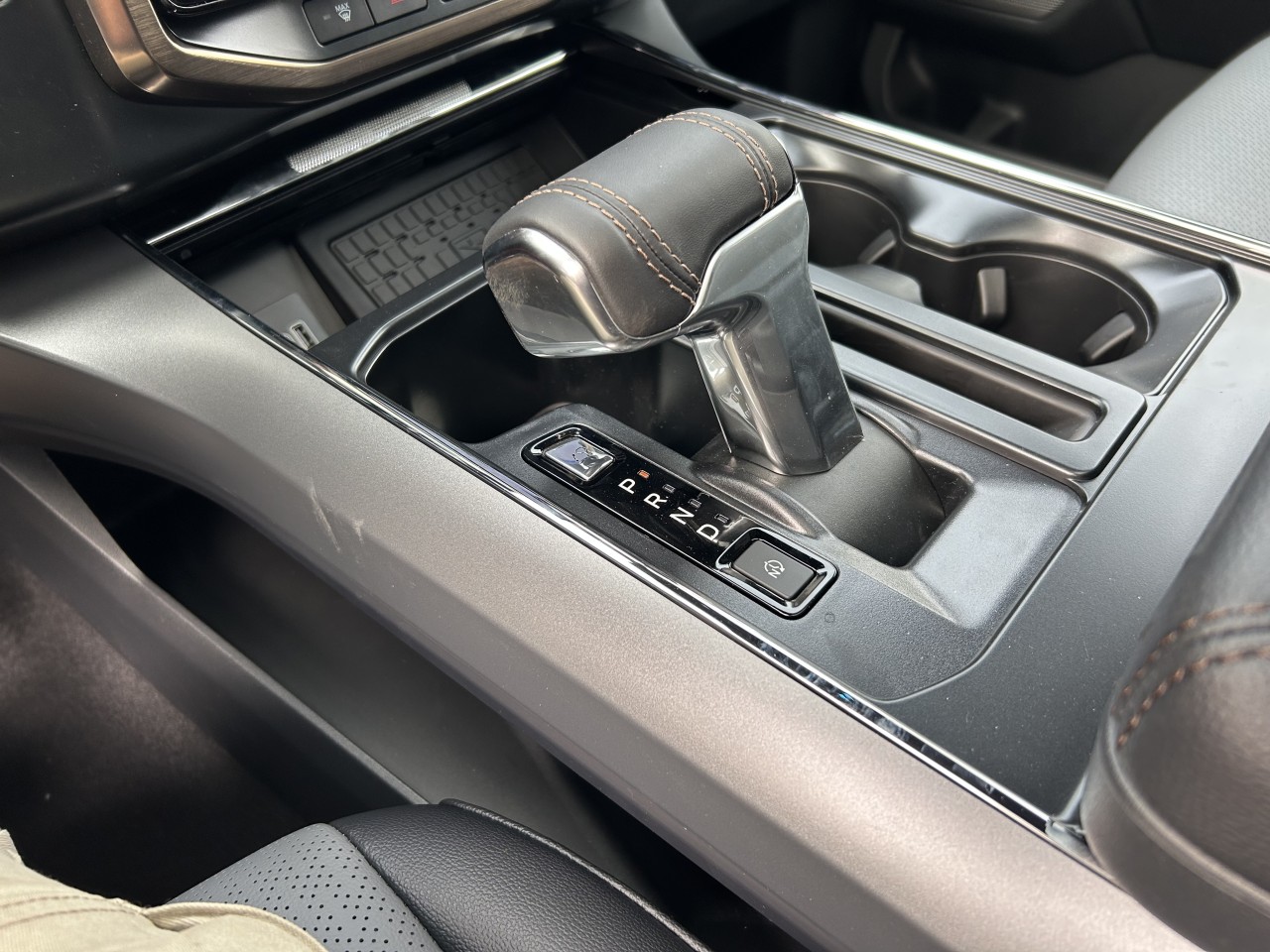 2025 Ford F-150 Lightning LARIAT Main Image