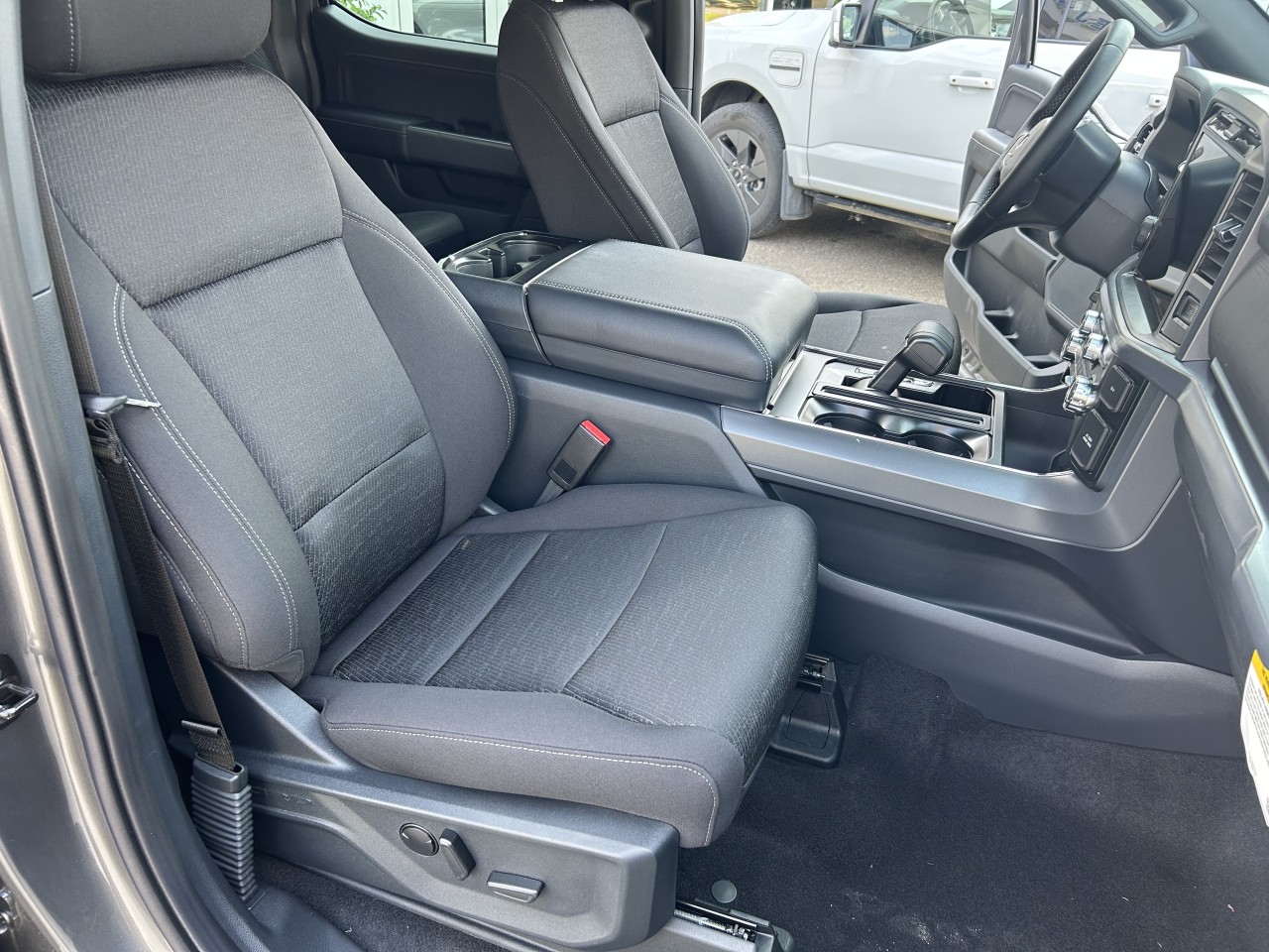 2025 Ford F-150 XLT Main Image