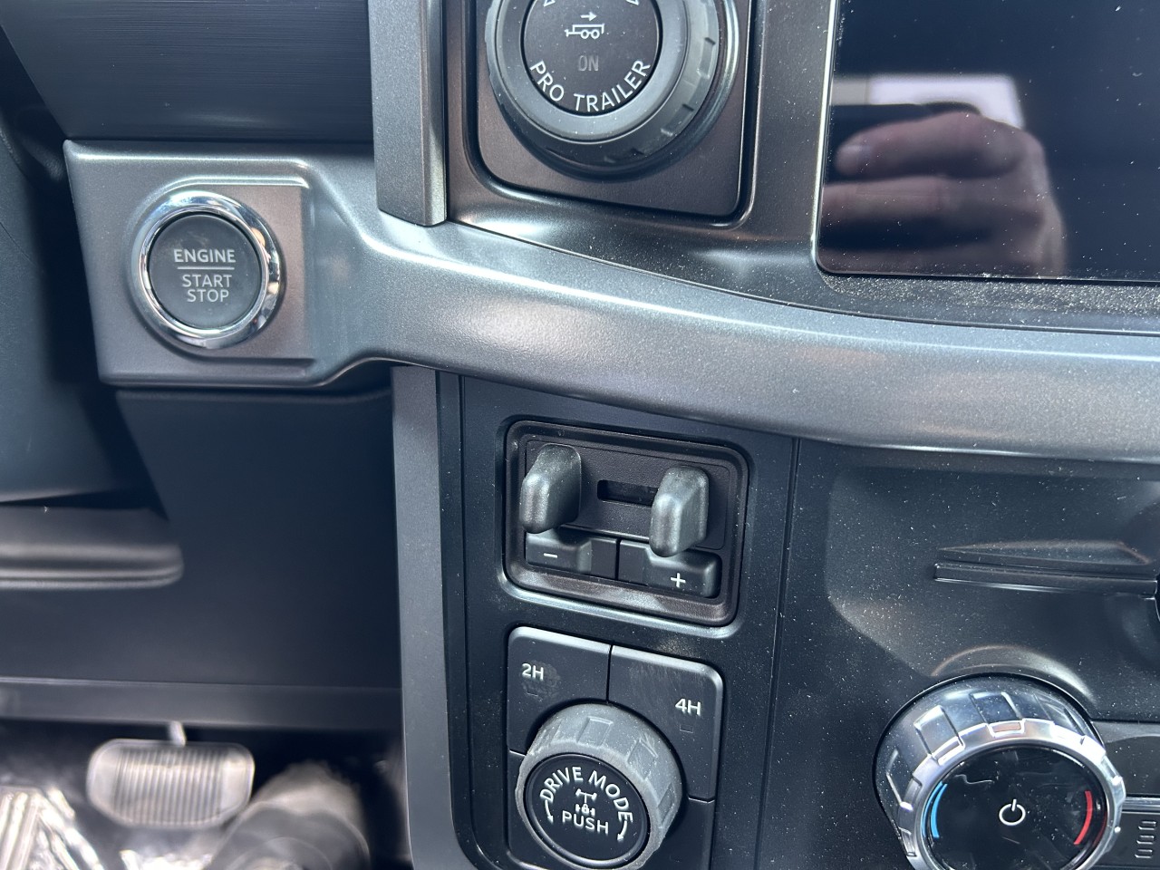 2025 Ford F-150 XLT Main Image