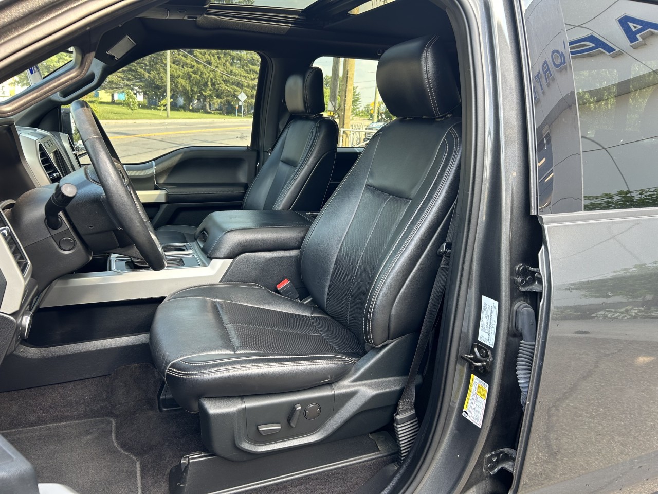 2020 Ford F-150 LARIAT Main Image