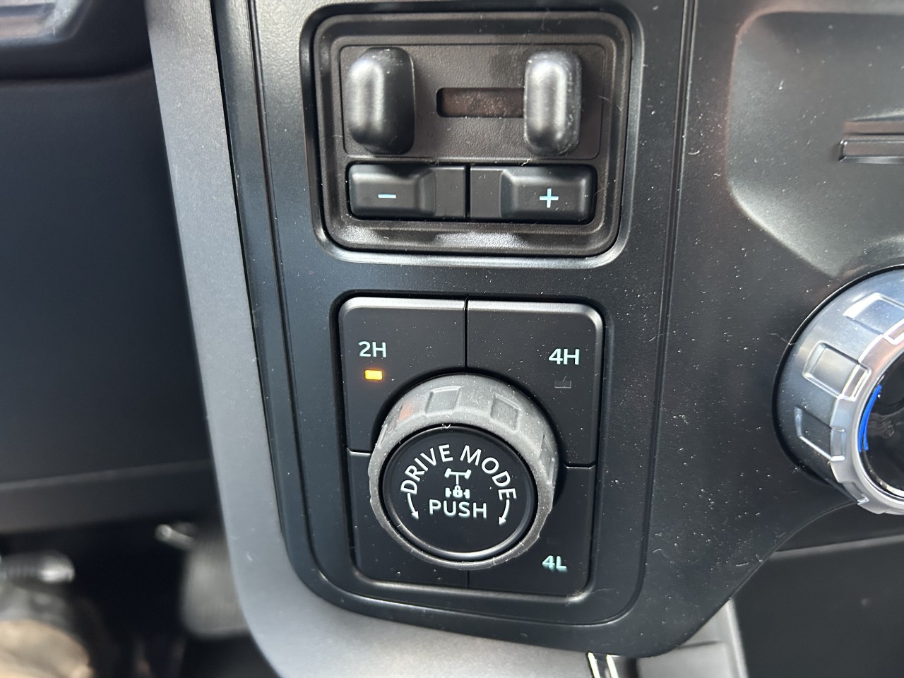 2025 Ford F-150 XLT Main Image