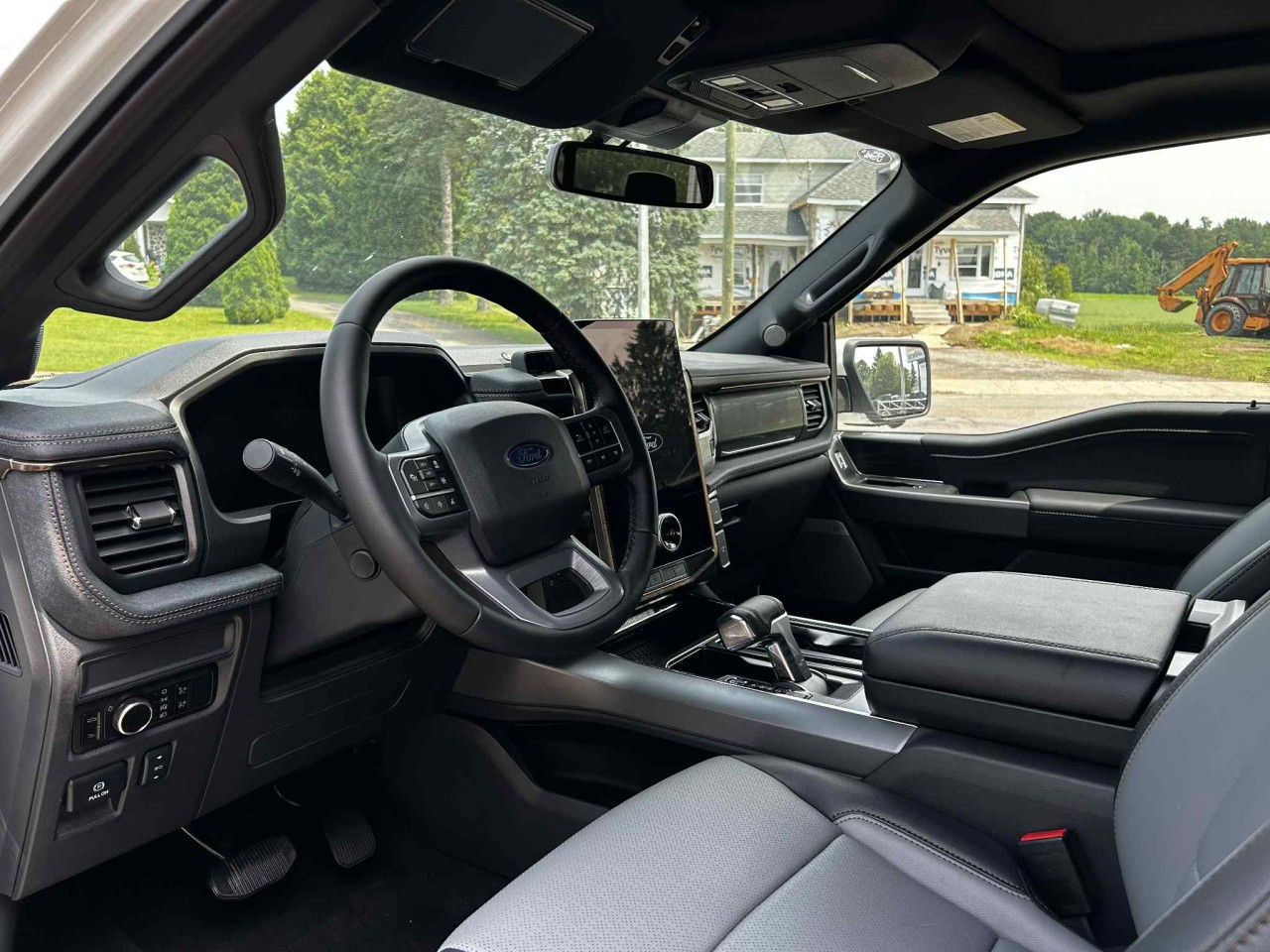 2025 Ford F-150 Lightning LARIAT Main Image