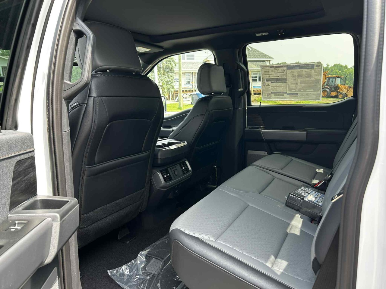 2025 Ford F-150 Lightning LARIAT Main Image