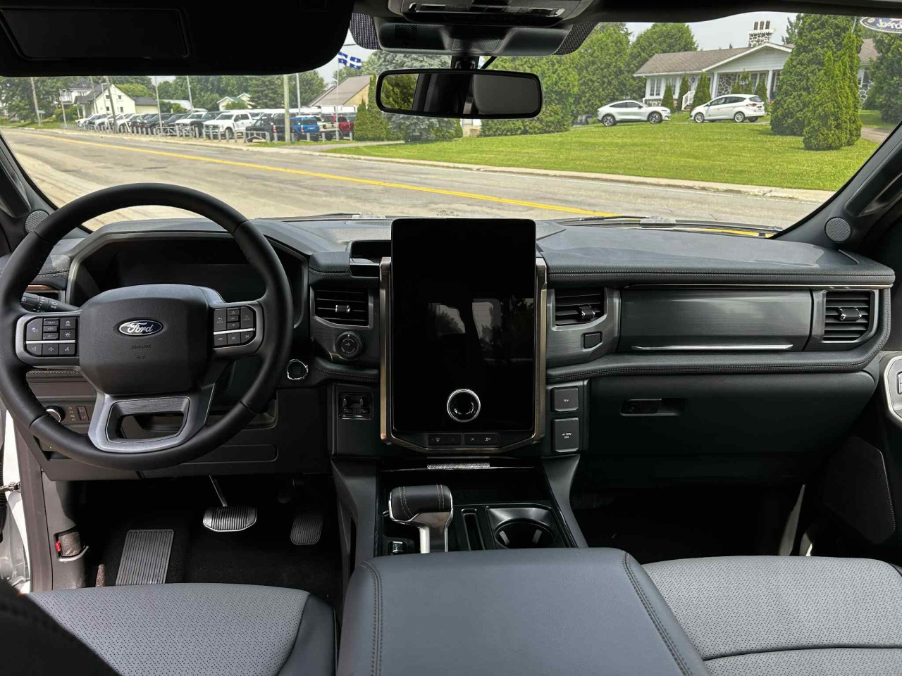 2025 Ford F-150 Lightning LARIAT Main Image
