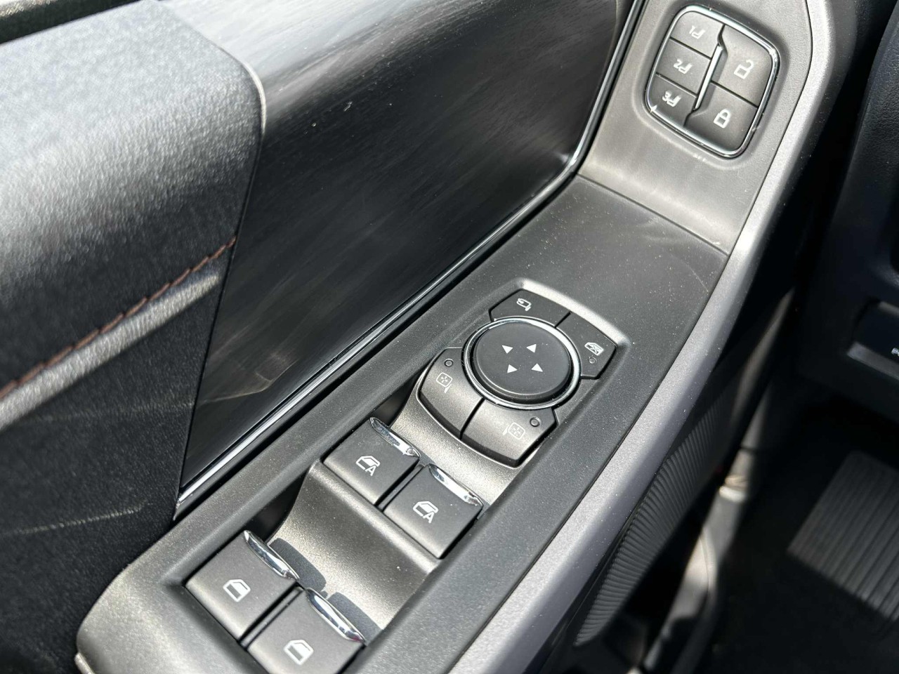 2025 Ford F-150 Lightning LARIAT Main Image