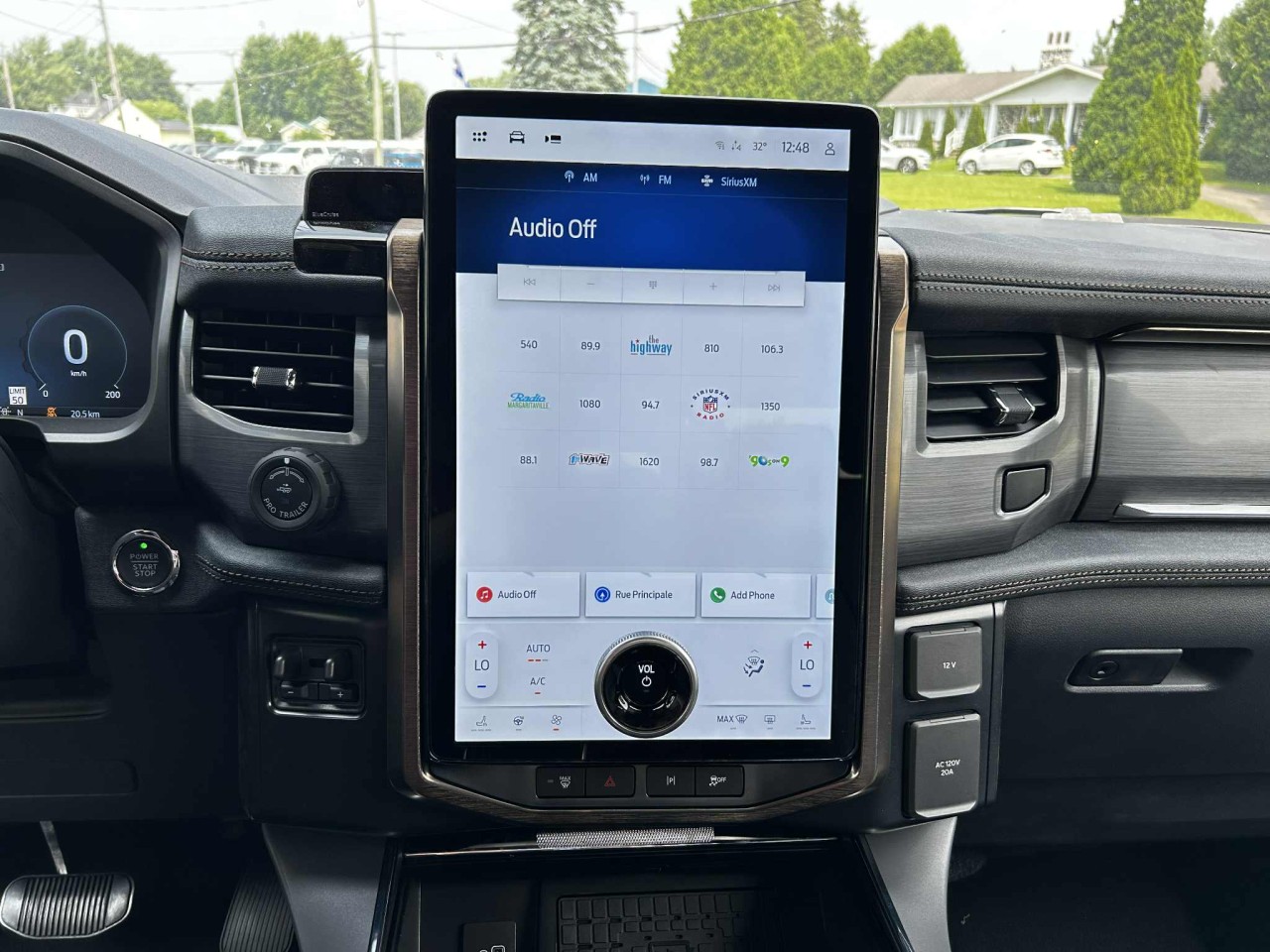 2025 Ford F-150 Lightning LARIAT Main Image