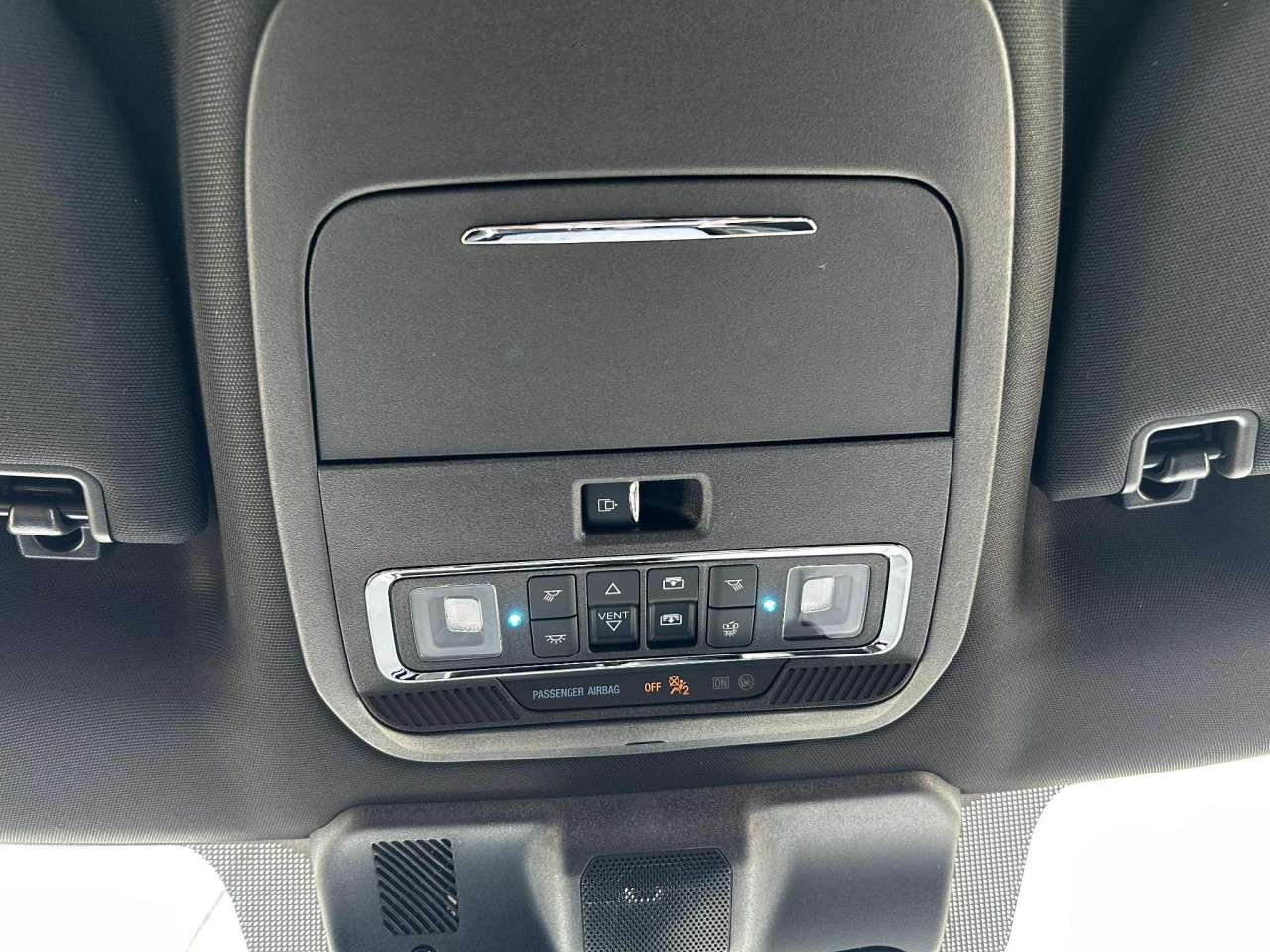 2025 Ford F-150 Lightning LARIAT Main Image