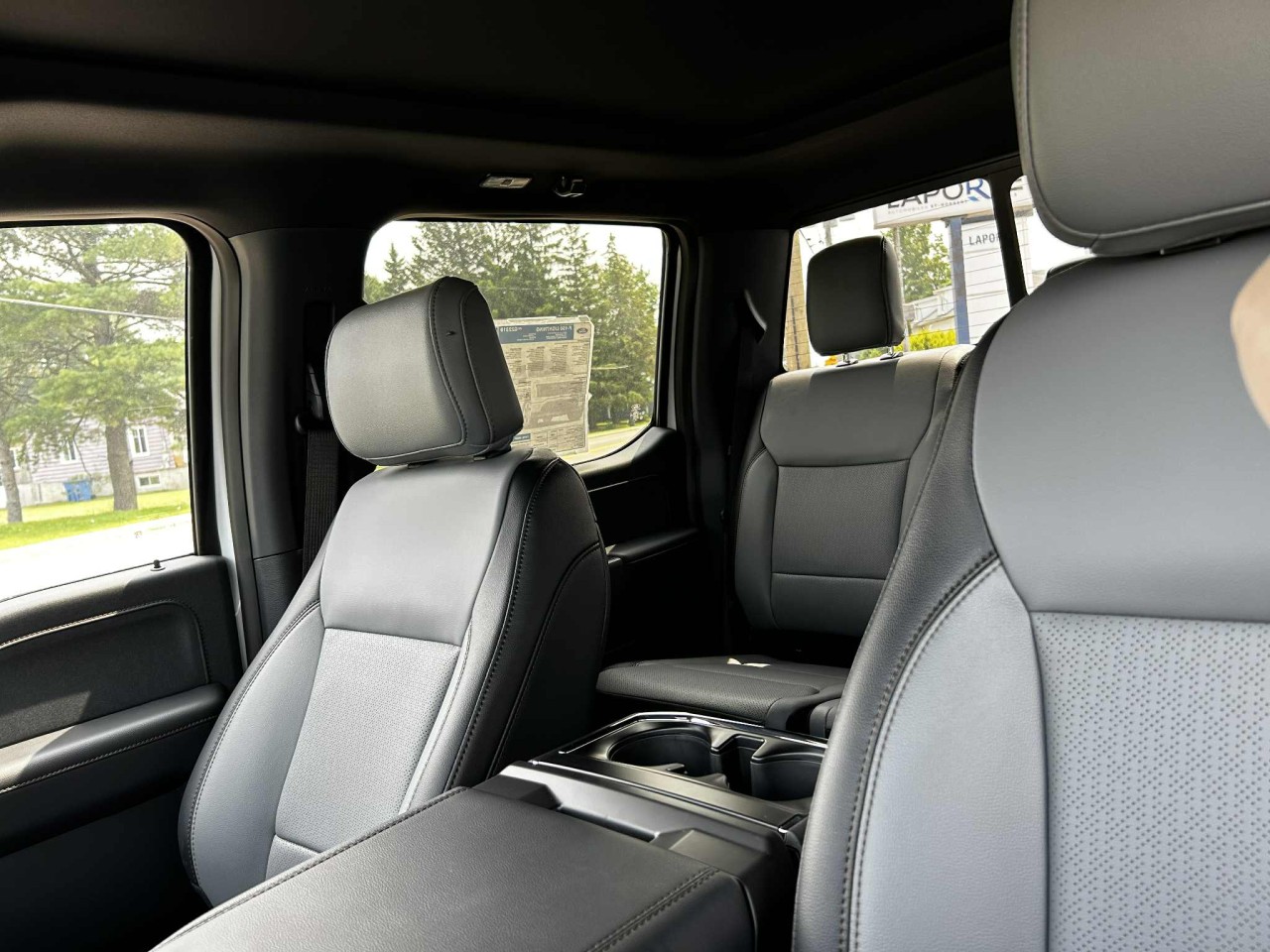 2025 Ford F-150 Lightning LARIAT Main Image