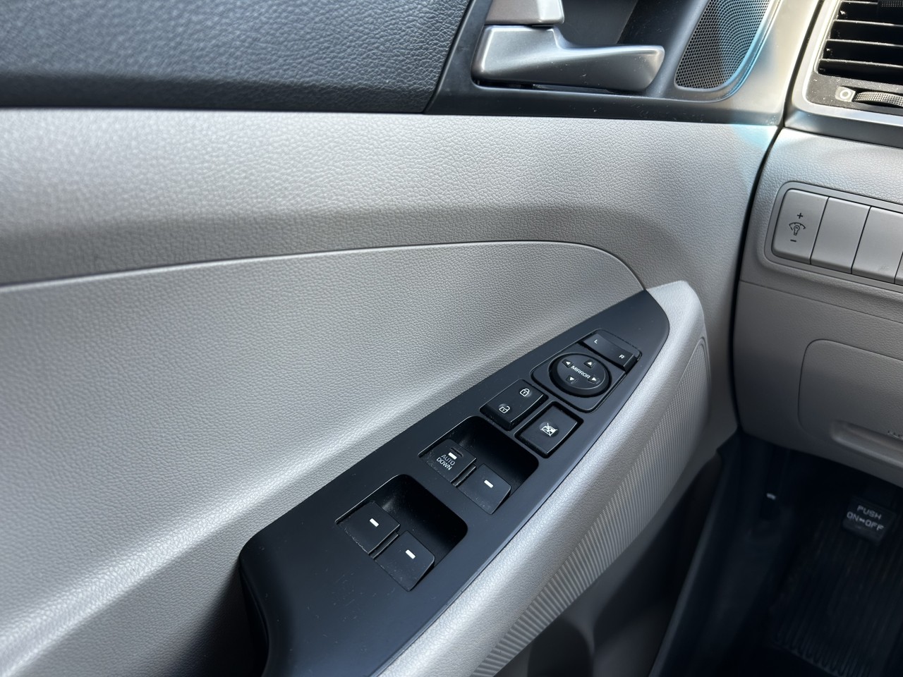 2017 Hyundai Tucson AWD 4dr 2.0L Main Image