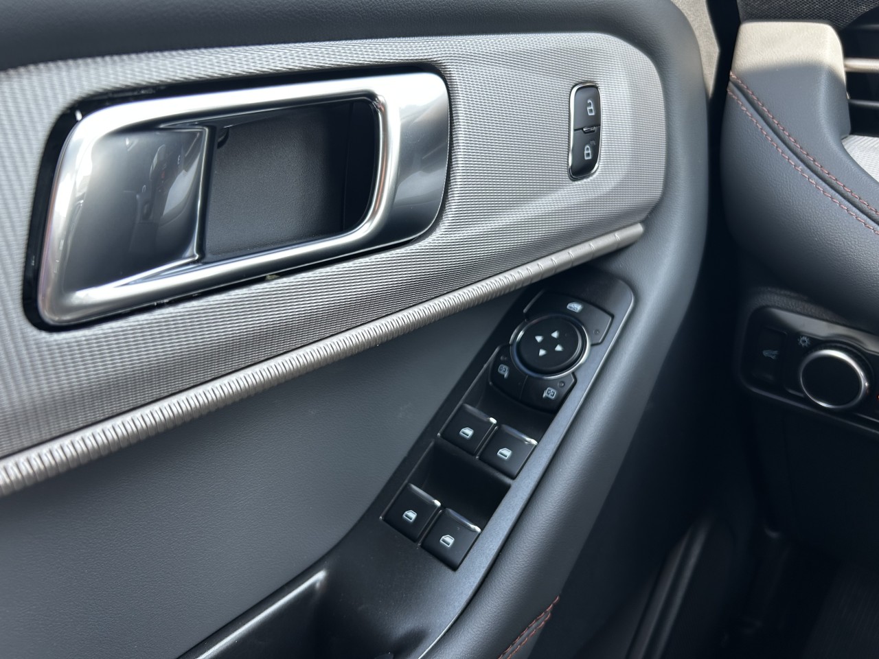 2025 Ford Explorer Active Main Image
