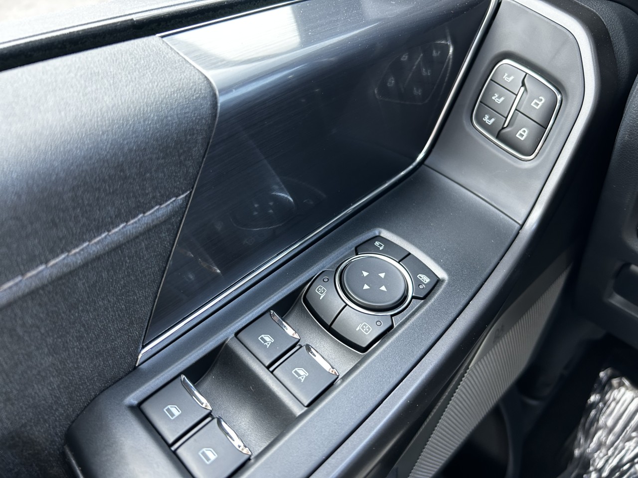 2025 Ford F-150 LARIAT Main Image