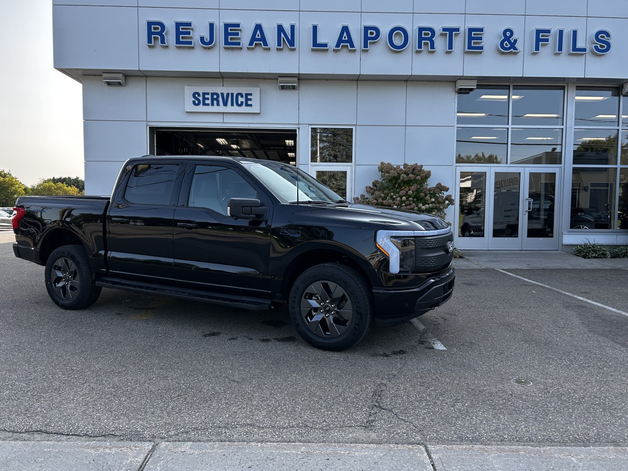Ford 2025 F-150 Lightning FLASH 4X4