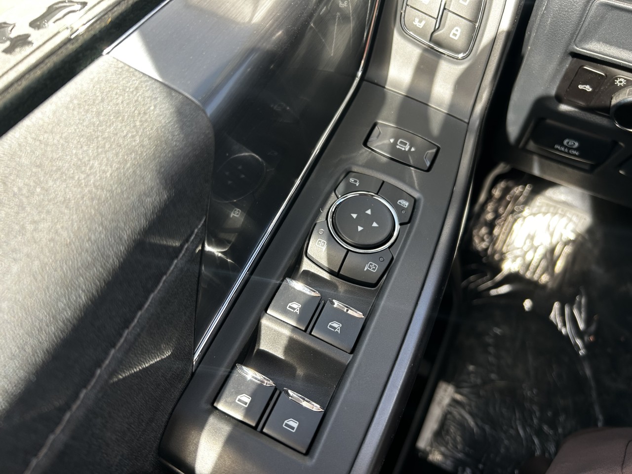 2025 Ford F-150 LARIAT Main Image