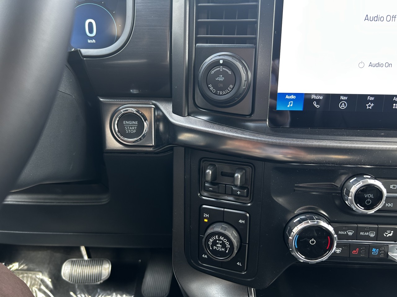 2025 Ford F-150 LARIAT Main Image