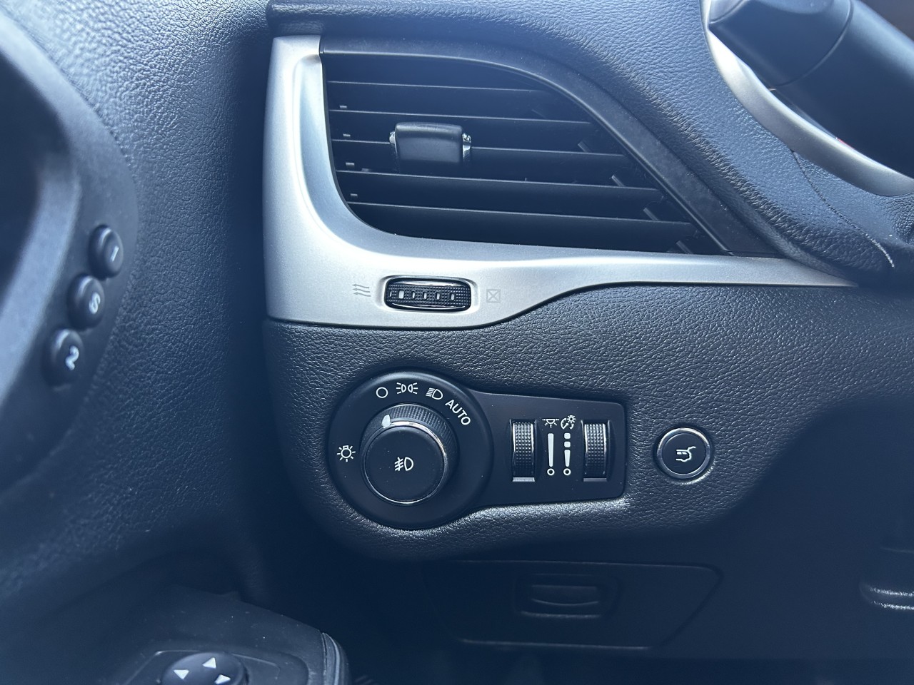 2015 Jeep Cherokee Trailhawk Main Image