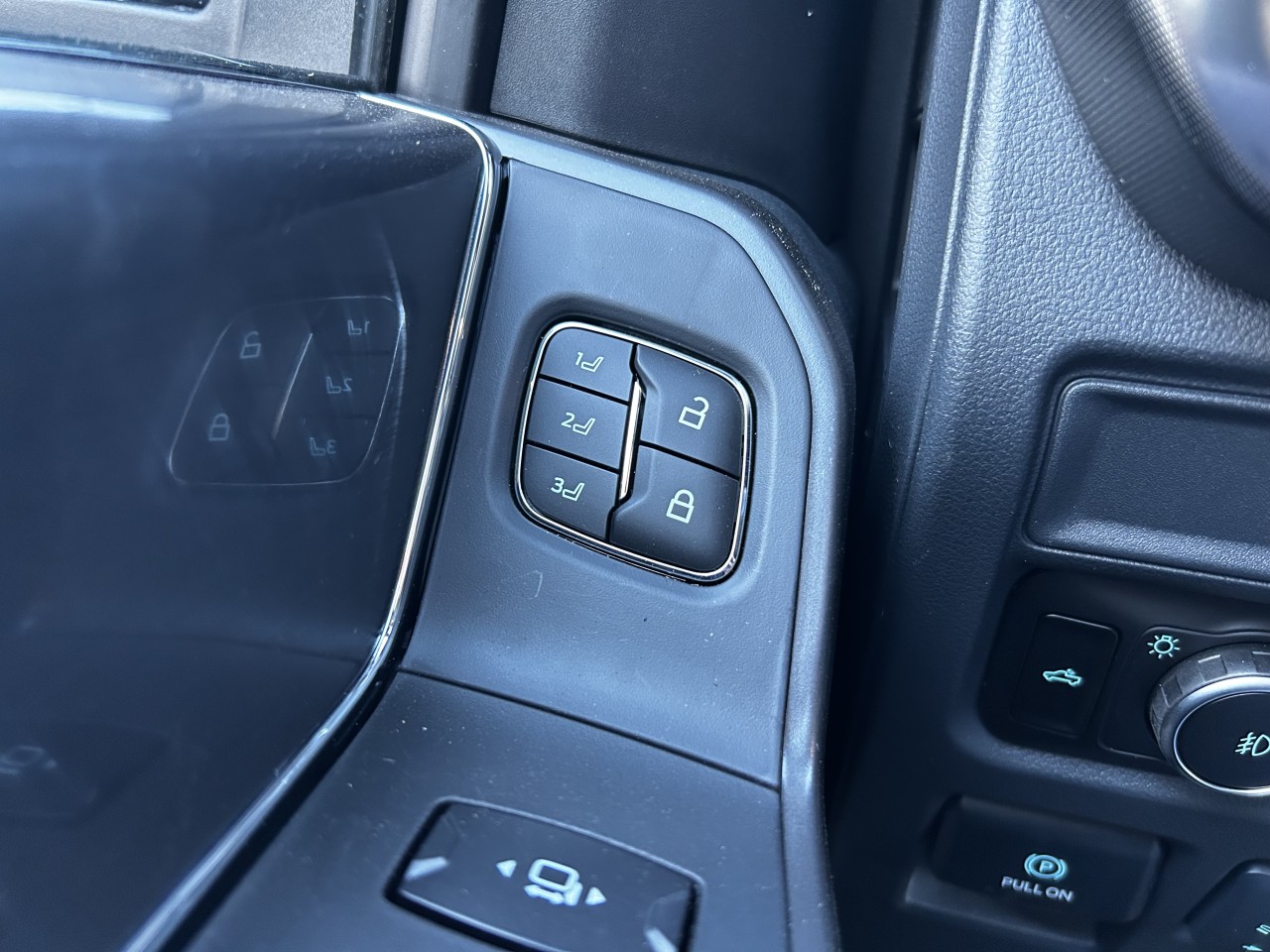 2025 Ford F-150 LARIAT Main Image