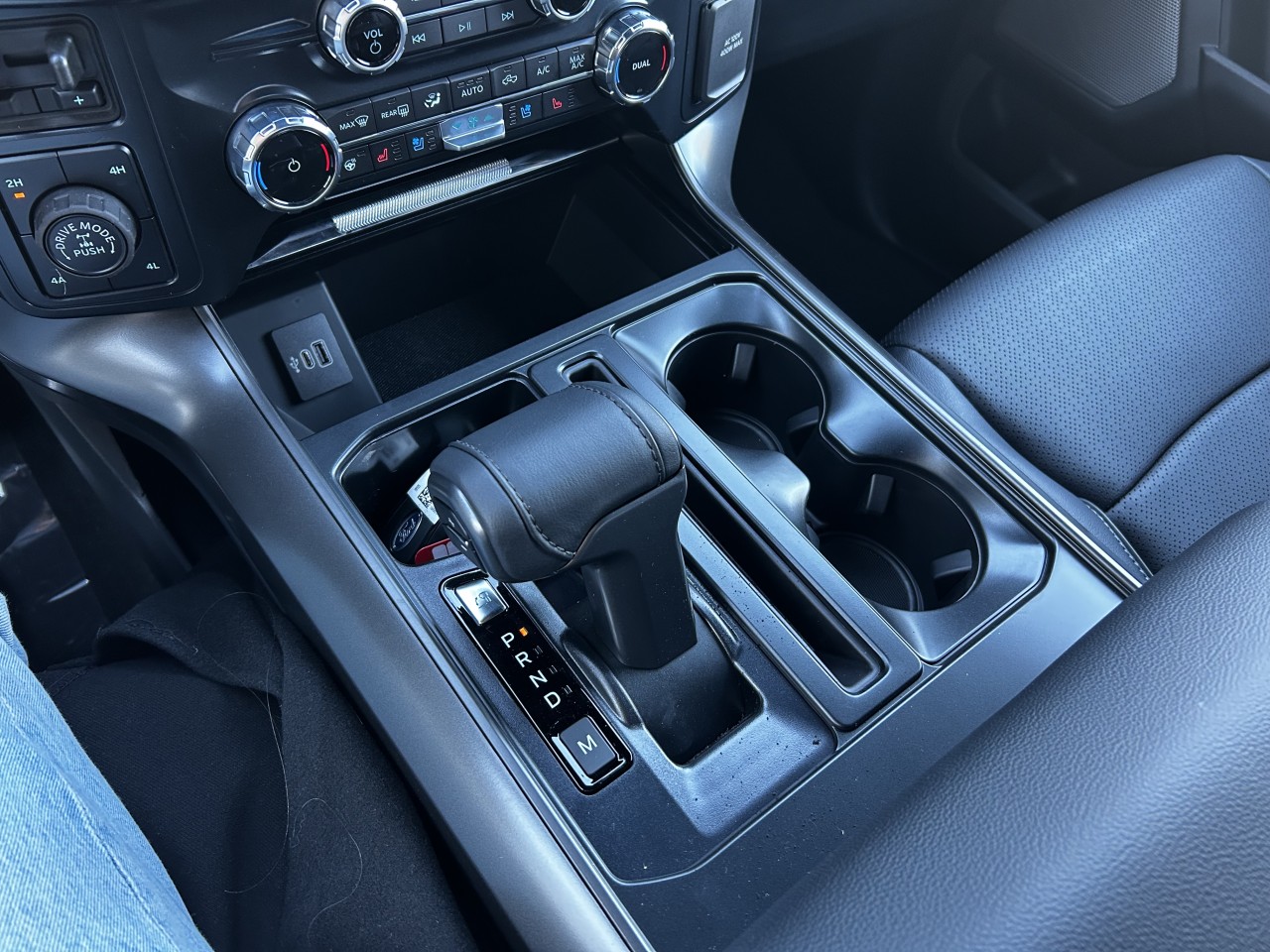 2025 Ford F-150 LARIAT Main Image