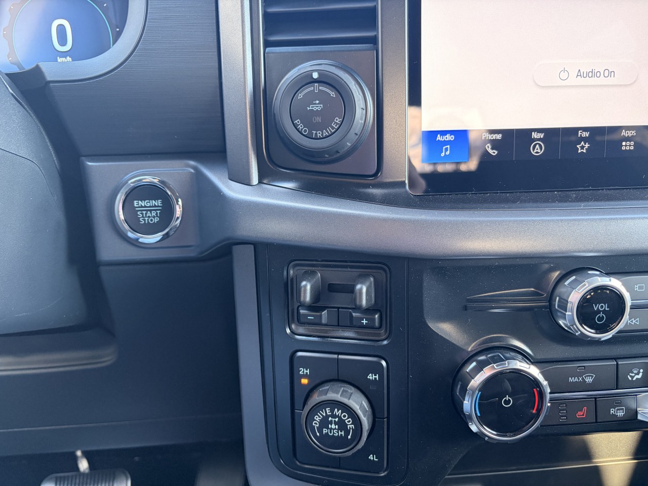 2025 Ford F-150 XLT Main Image