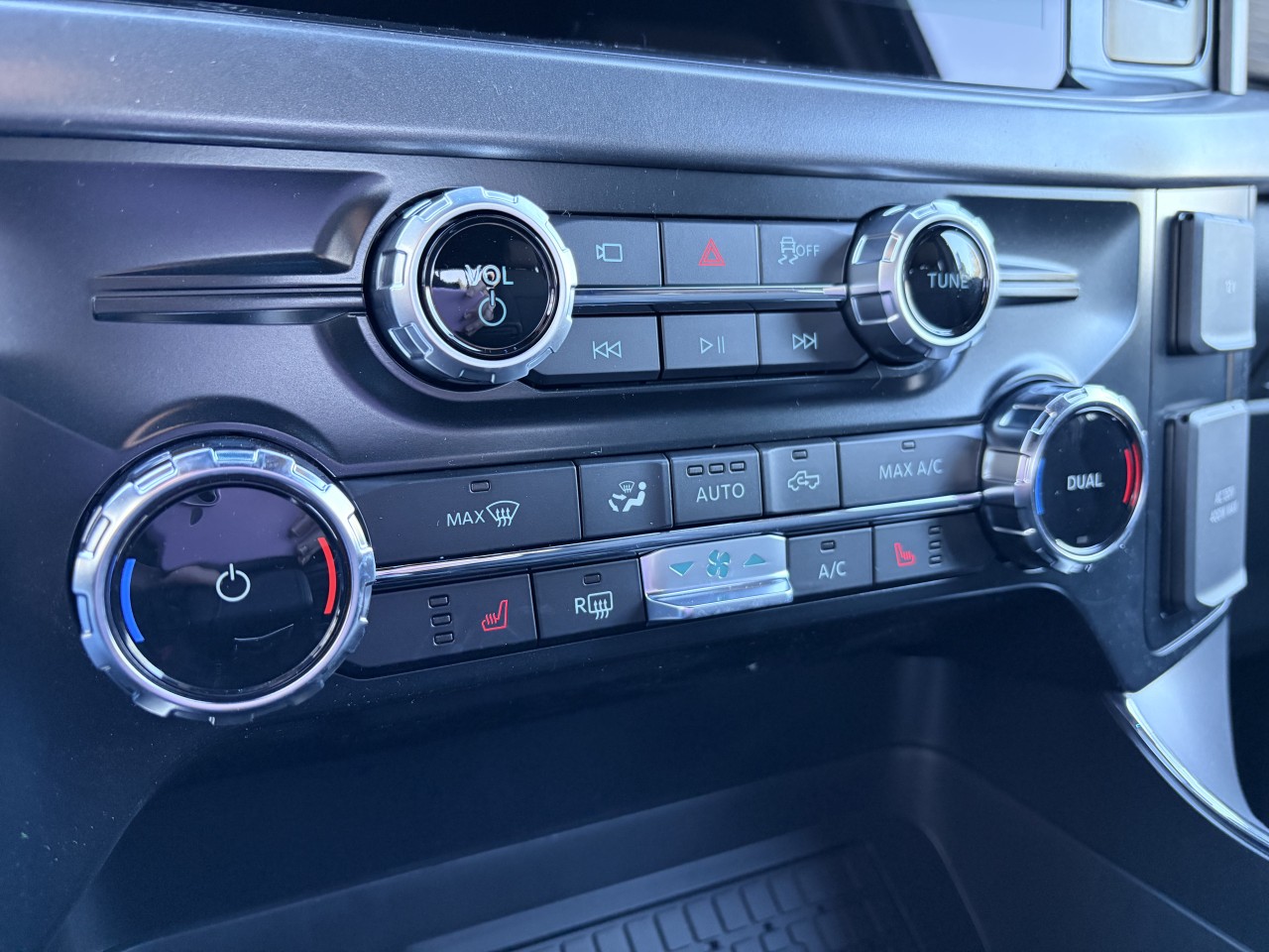 2025 Ford F-150 XLT Main Image